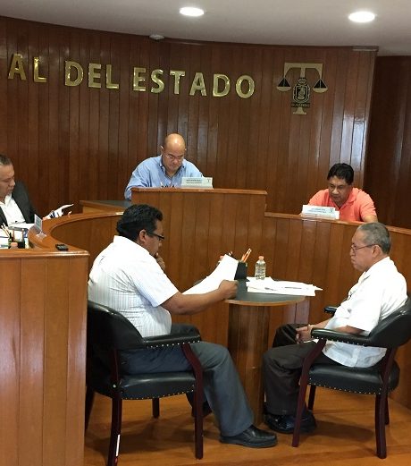 En la 54° sesión de resolución celebrada el domingo 1° de julio a las 8 de la mañana, se amonestó públicamente a MORENA y se le ordenó el retiro inmediato de la propaganda electoral denunciada en el expediente TEE/PES/035/2018. Magistrado Ponente Emiliano Lozano Cruz.